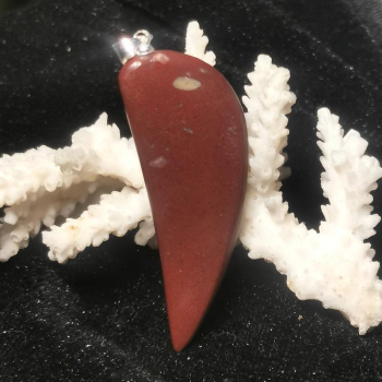 Roter Schiefer Anhänger